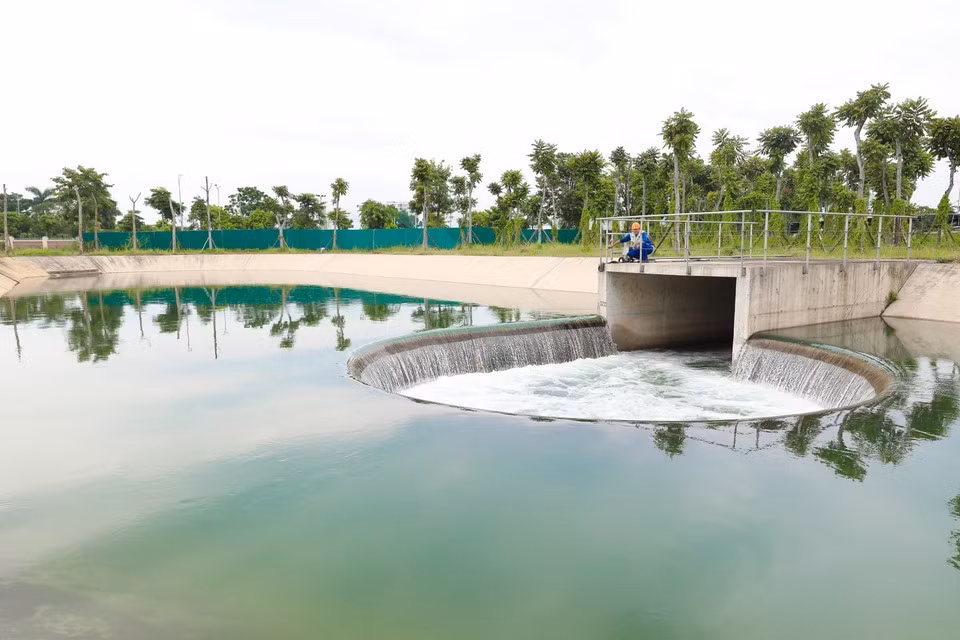 Las aguas residuales, tras ser sedimentadas, filtradas y desinfectadas según los estándares, se vierten al río To Lich.