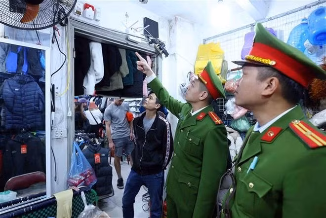 La Policía del distrito de Hang Bac inspecciona las labores de prevención de incendios y rescate en un negocio de la calle Hang Dau. (Foto: VNA)