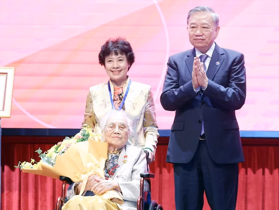 El secretario general del Partido Comunista de Vietnam, To Lam, otorgó el título de Héroe del Trabajo a la camarada Nguyen Thi Binh, ex miembro del Comité Central del Partido, ex vicepresidenta y ex ministra de Relaciones Exteriores del Gobierno Revolucionario Provisional de la República de Vietnam del Sur. (Foto: VNA)
