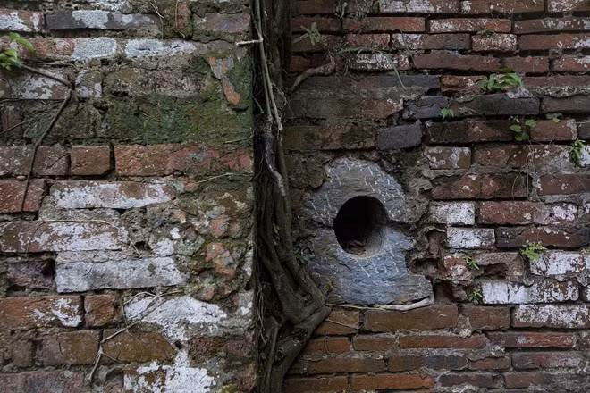En el interior de los arcos de las dos puertas se hallan bloques de piedra con orificios redondos. Según los ancianos del lugar, estos bloques de piedra cuadrada perforada podrían haber servido para insertar los cerrojos que aseguraban las puertas de la ciudadela.