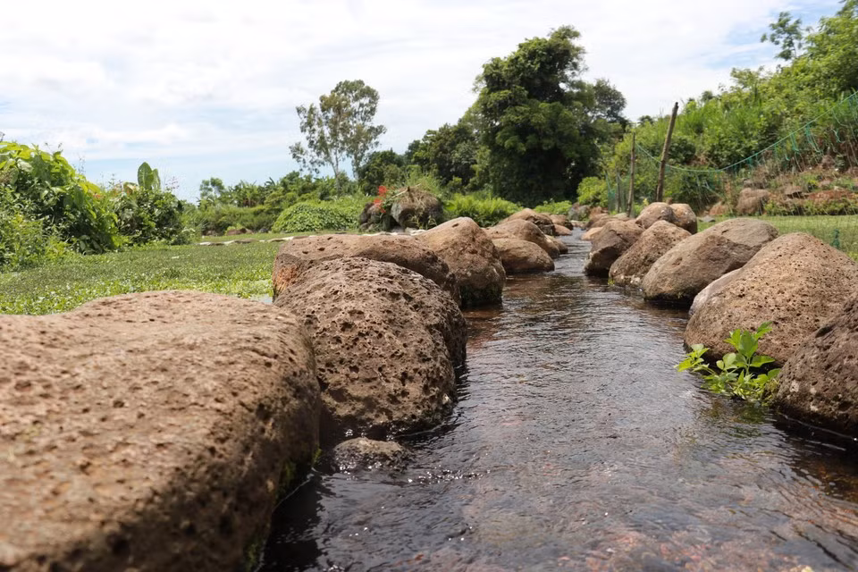 Los antepasados eligieron un lugar con fuentes de agua subterránea para disponer piedras, creando pozos, tanques de sedimentación y canales de agua para la vida diaria y la producción agrícola.