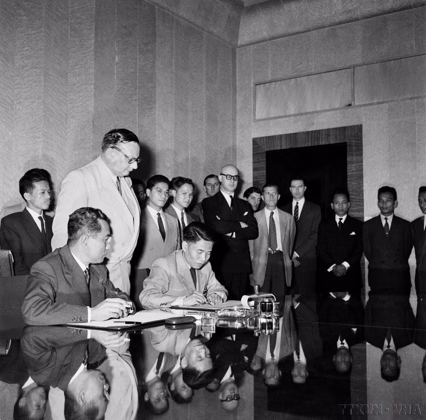 A las 24:00 horas del 20 de julio de 1954, en Ginebra (Suiza), se firmó el Acuerdo de Ginebra sobre el cese de las hostilidades en Vietnam. Esta fue una gran victoria, un punto de inflexión en la larga y ardua lucha del pueblo vietnamita contra los colonialistas franceses, y al mismo tiempo marcó un hito importante en la carrera revolucionaria y diplomática del país indochino. (Foto: VNA)