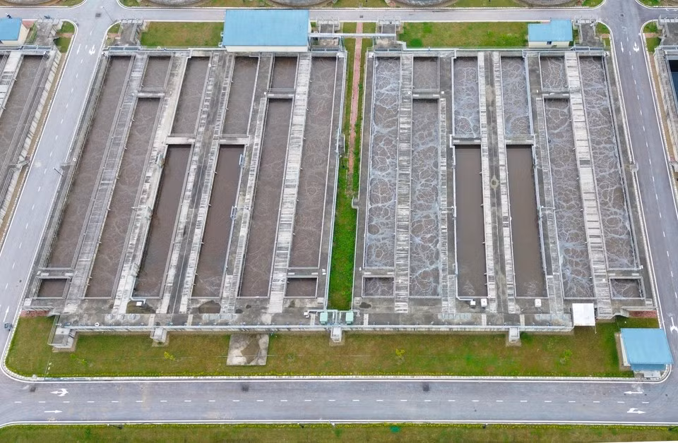 La planta cuenta con 12 tanques de reacción activa que utilizan microorganismos para descomponer las sustancias orgánicas presentes en las aguas residuales mediante tecnología AO.