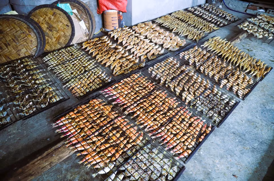 El oficio tradicional de asar pescado con carbón vegetal de los pobladores de las aldeas costeras de la comuna de Dien Chau es famoso desde hace generaciones.