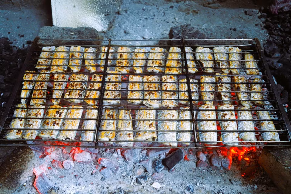 Producto de pescado “Ho” (pez sable o pez cinta) asado al fuego de carbón vegetal.