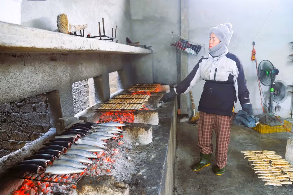 La persona encargada de asar el pescado debe permanecer siempre junto al horno para añadir carbón y mantener un fuego constante y bien distribuido, lo que ayuda a que el pescado se cocine rápido y de forma homogénea.