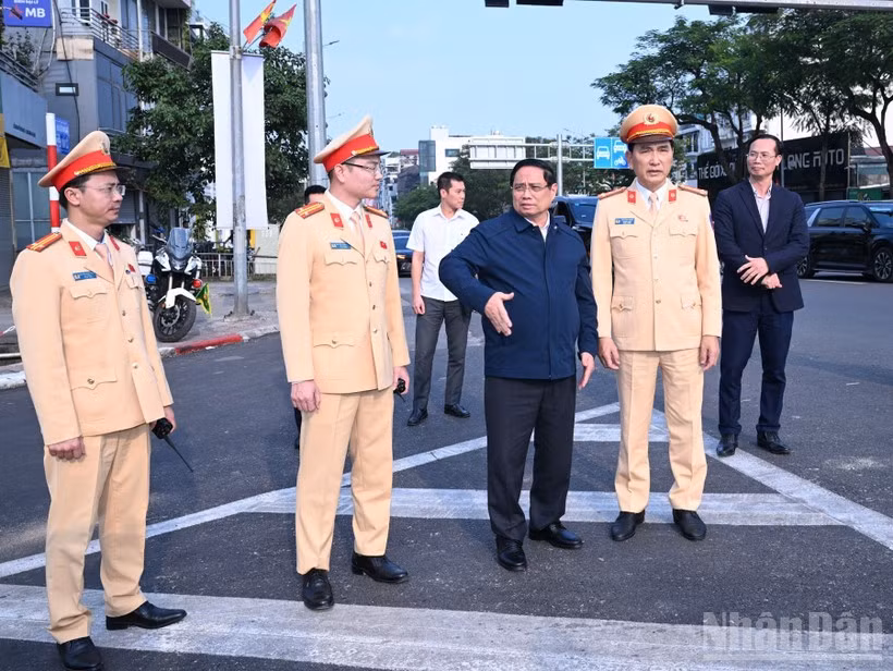 El primer ministro Pham Minh Chinh supervisa las labores de garantía del orden y la seguridad vial en el cruce Nguyen Van Cu–Ngoc Thuy, en Hanói. (Foto: Nhan Dan)