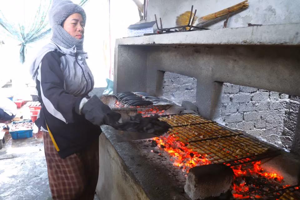 Se añade más carbón vegetal a los hornos para mantener una combustión uniforme.