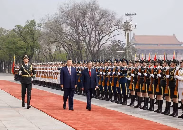 Ambos dirigentes inspeccionan la guardia de honor del Ejército Popular de Liberación de China.