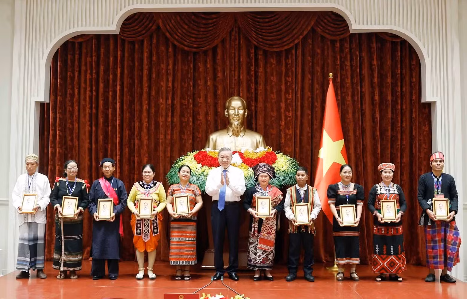 El secretario general del Partido Comunista de Vietnam y presidente del país, To Lam, obsequia el retrato del Presidente Ho Chi Minh a representantes destacados de las minorías étnicas de todo el país. (Foto: VNA)