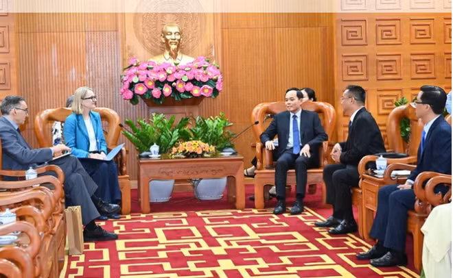 El secretario del Comité del Partido Comunista de Vietnam en Ciudad Ho Chi Minh, Tran Luu Quang, y la cónsul general de Australia en Ciudad Ho Chi Minh, Sarah Hooper (Foto: sggp.org.vn)