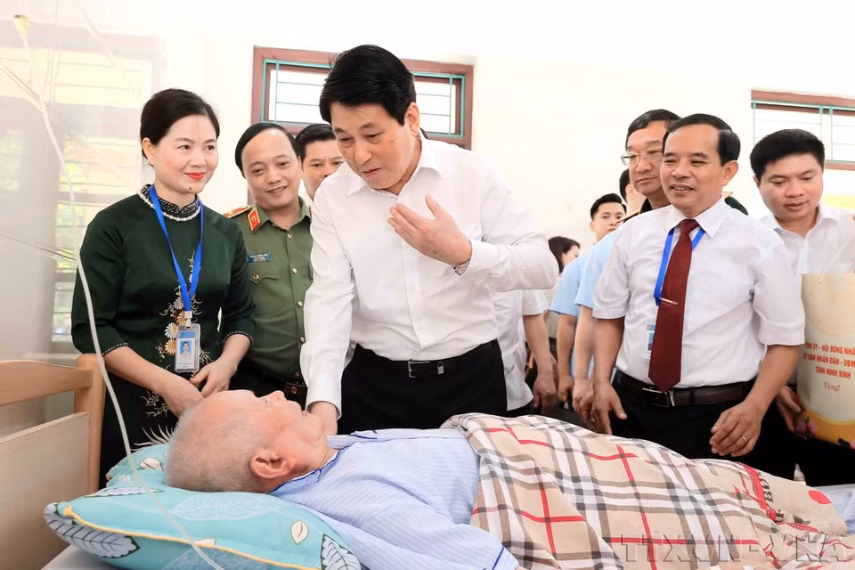 El presidente Luong Cuong visita y entrega regalos al herido de guerra Nguyen Xuan Mai, quien está en tratamiento en el Centro de Rehabilitación para Heridos de Guerra Duy Tien, barrio Duy Tien, provincia de Ninh Binh.
