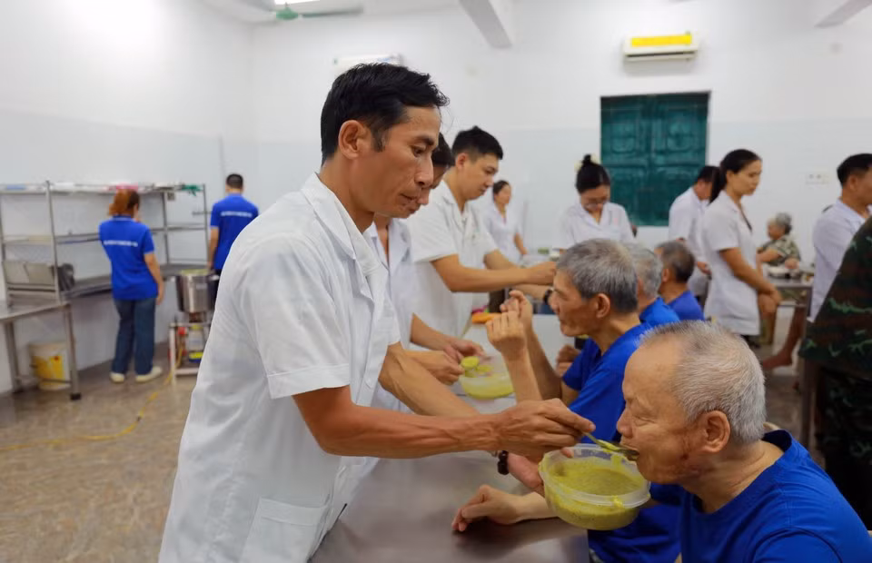 La mayoría de los veteranos de guerra del Centro padecen enfermedades mentales crónicas, por lo que necesitan el apoyo constante de auxiliares y personal de enfermería en sus actividades diarias. Foto: VNA