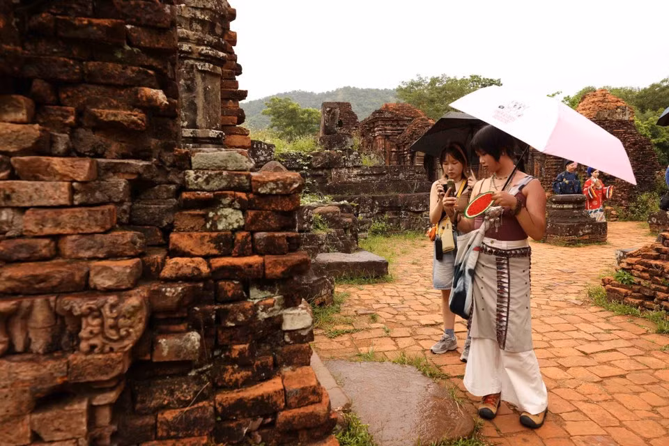 El complejo del templo My Son (ciudad de Da Nang), patrimonio cultural mundial, es uno de los lugares elegidos por muchos turistas para visitar y explorar la belleza de la cultura, la historia y la arquitectura.