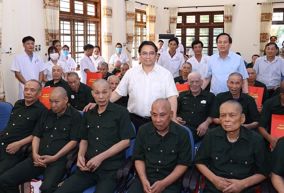 El primer ministro Pham Minh Chinh visita los veteranos de guerra y pacientes del Centro, el 19 de julio de 2022.