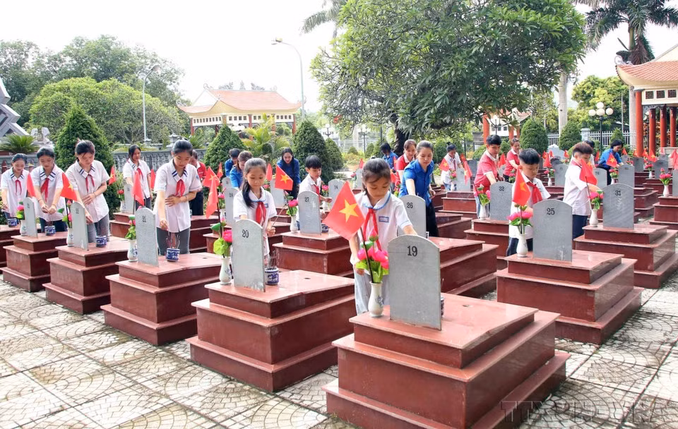 Miembros de la asociación de niños y jóvenes de la ciudad de Yen Chau (Yen Chau, Son La) ofrecen incienso para rendir homenaje a los héroes en el cementerio de mártires del distrito.