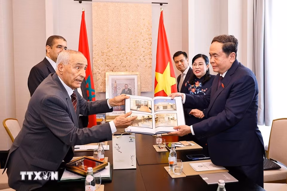 Mustapha El Ktiri entrega un libro de fotografías sobre su país al presidente legislativo de Vietnam.