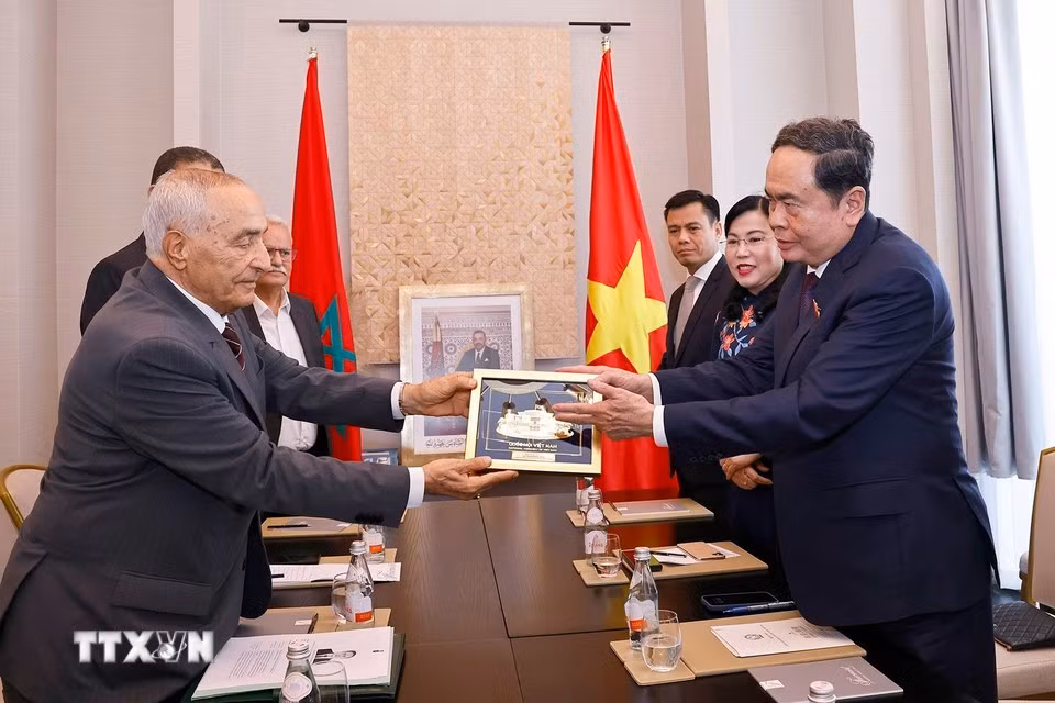 El dirigente vietnamita entrega un regalo a Mustapha El Ktiri.
