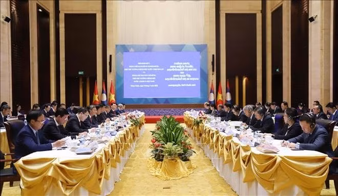 El viceprimer ministro de Vietnam Nguyen Chi Dung sostiene conversaciones con su homólogo laosiano, Saleumxay Kommasith (Foto: VNA)