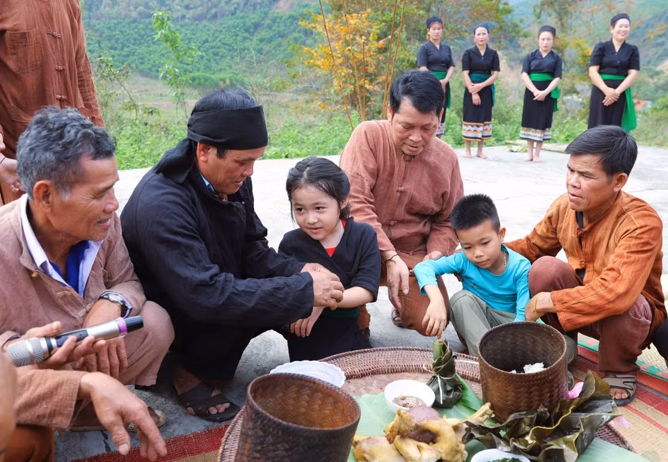 Los niños son atados con hilos en las muñecas por el chamán, los ancianos, jefes de aldea y personas de prestigio, y se les asigna oficialmente un apellido y nombre tras finalizar el ritual de bendición para la aldea.