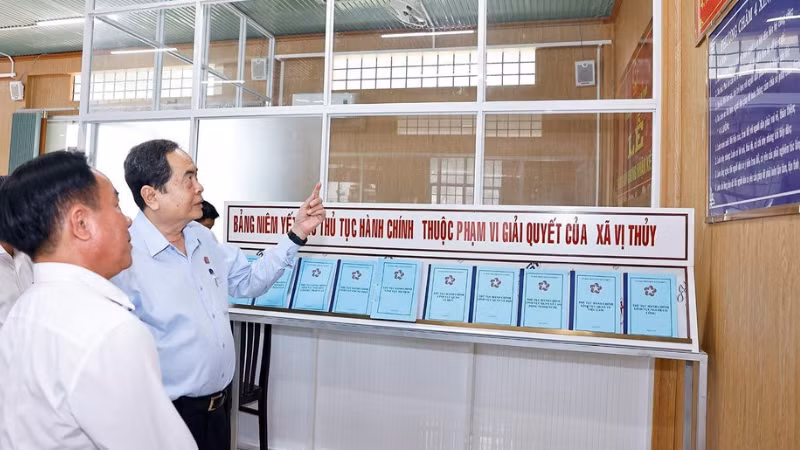 El presidente de la Asamblea Nacional, Tran Thanh Man, conversa con funcionarios del Centro de Servicios de Administración Pública de la comuna de Vi Thuy.