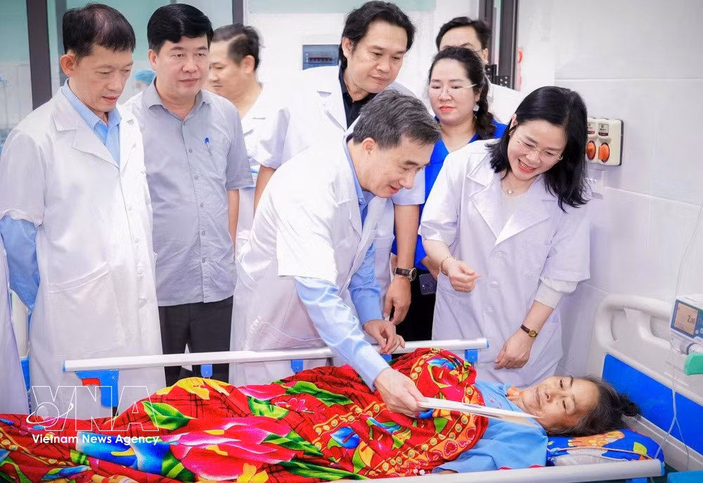 El viceministro de Salud Pública Tran Van Thuan visita a un paciente. (Foto: VNA)