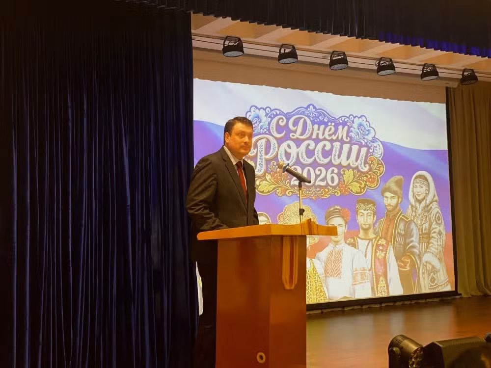 Vladimir Murashkin, director del Centro Ruso de Ciencia y Cultura en Hanói, habla en el acto.