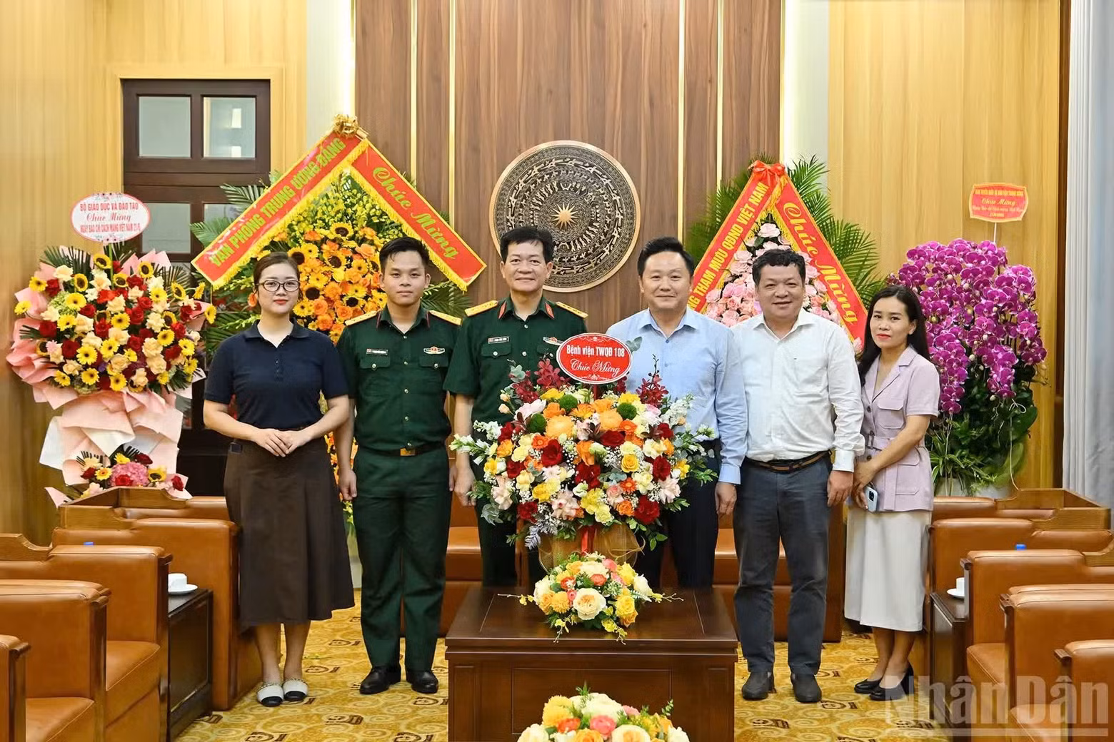 Phan Van Hung, vicepresidente-editor de Nhan Dan, recibe a la delegación del Hospital Central Militar 108 encabezada por el coronel Pham Dinh Sang, vicejefe del Departamento Político del hospital.