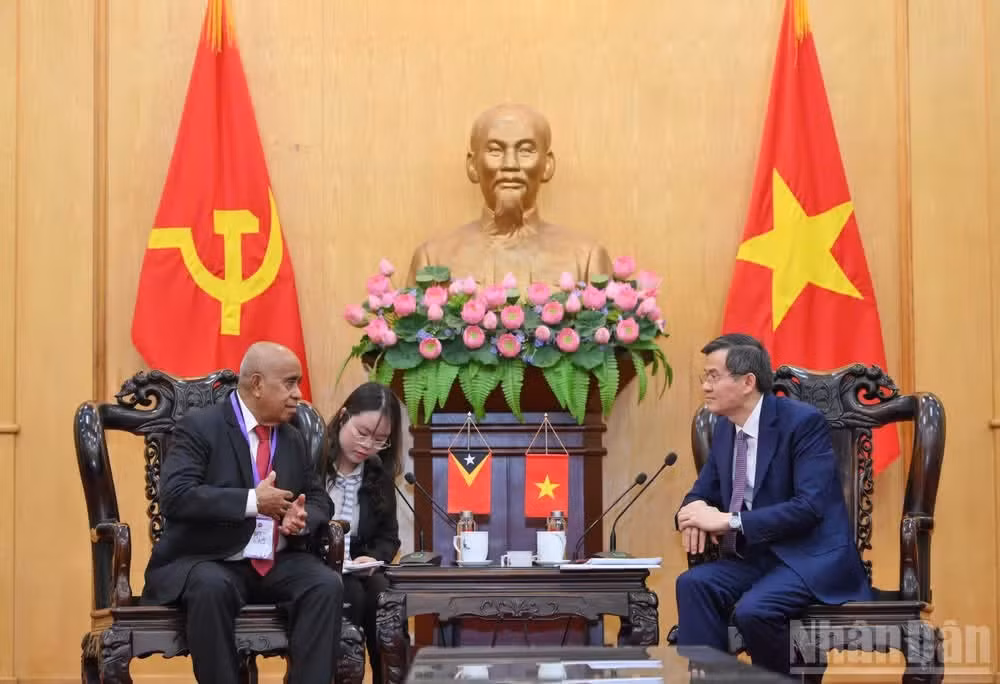 El miembro del Buró Político del Comité Central del Partido Comunista de Vietnam y director de la Academia Nacional de Política Ho Chi Minh, Doan Minh Huan, y Estanislau da Conceição Aleixo Maria da Silva, miembro del Comité Central del Frente Revolucionario por un Timor Oriental Independiente (Fretilin) y ex primer ministro de Timor Oriental, durante su encuentro en Hanói el 9 de junio. (Foto: Nhan Dan)