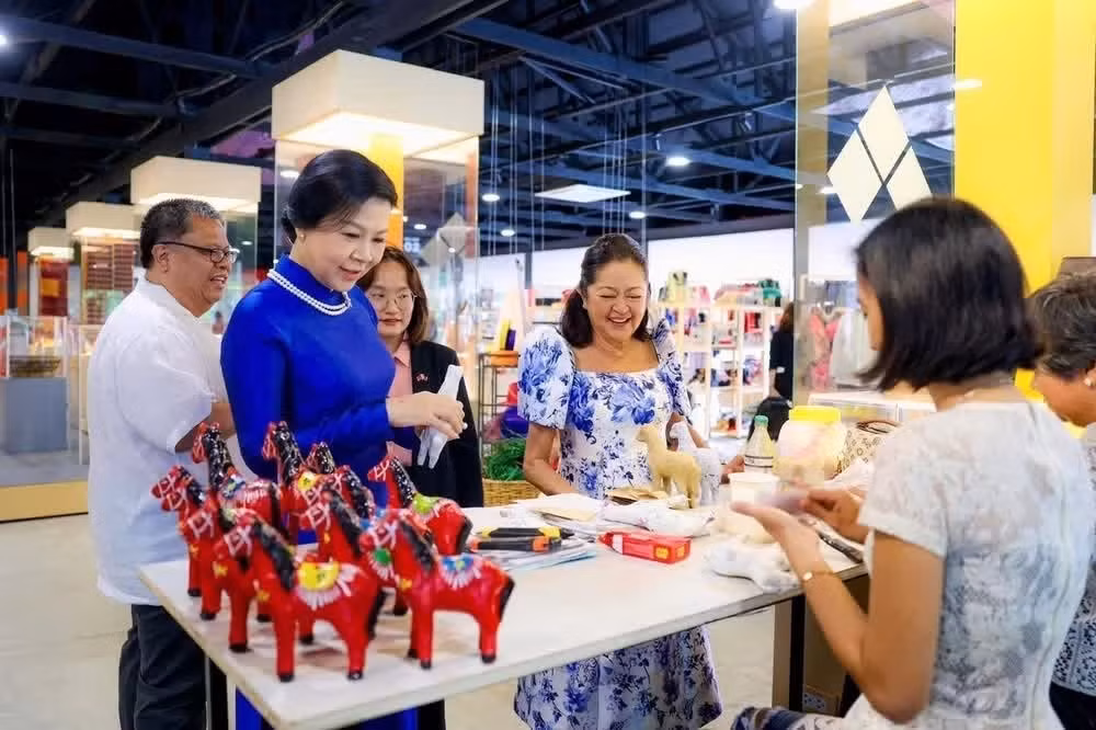 Ngo Phuong Ly, esposa del secretario general del Partido Comunista y presidente de Vietnam, To Lam, y la primera dama filipina, Liza Araneta Marcos, en la exposición Likhang Filipino. (Foto: VNA)