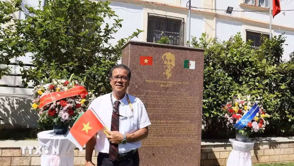 El vietnamita-argeliano Souab Hacen en avenida Ho Chi Minh en Argel. (Foto: VNA)