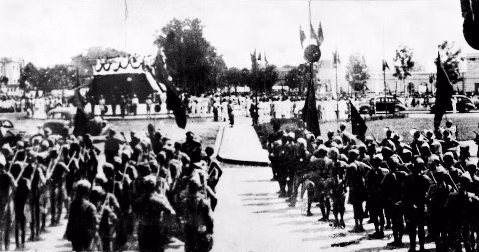 Numerosos compatriotas se concentraron en la plaza Ba Dinh para escuchar al Presidente Ho Chi Minh leer la Declaración de Independencia, en la mañana del 2 de septiembre de 1945.