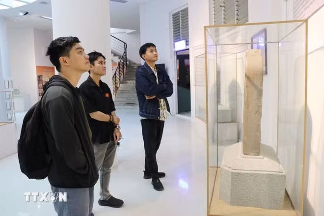 Los visitantes exploran y aprenden sobre los artefactos de la cultura Cham que se exhiben en el Museo Provincial de Khanh Hoa. (Foto: VNA)
