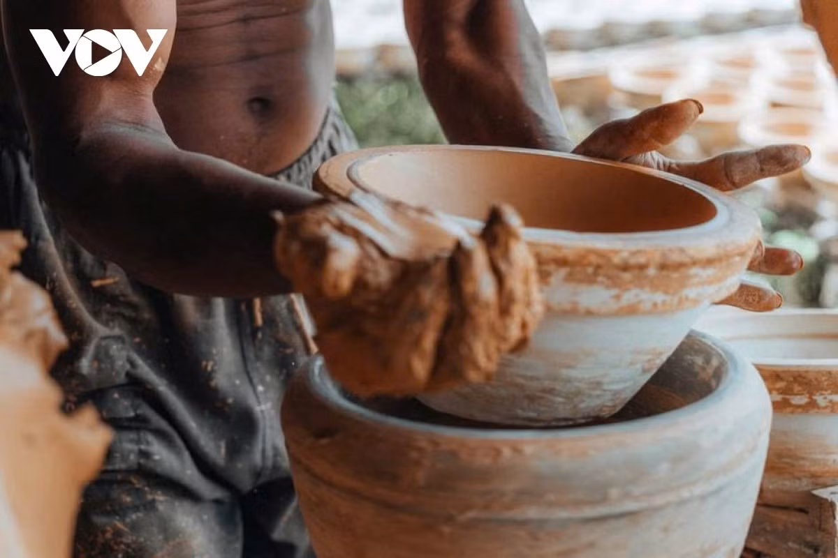 Los alfareros dicen ser “artistas descalzos”. Sin bocetos sofisticados, solo cuentan con sus manos curtidas, un torno antiguo y vetas de arcilla cuidadosamente seleccionadas.