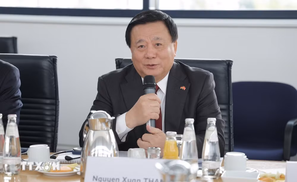 Nguyen Xuan Thang, miembro del Buró Político del XIII mandato y presidente del Consejo Teórico Central, interviene en la reunión. (Foto: VNA)