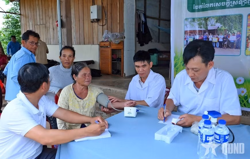 La Unidad Económica-Defensiva 74 realiza consulta médica y entrega gratuita de medicina a pobladores camboyanos (Foto: qdnd.vn)
