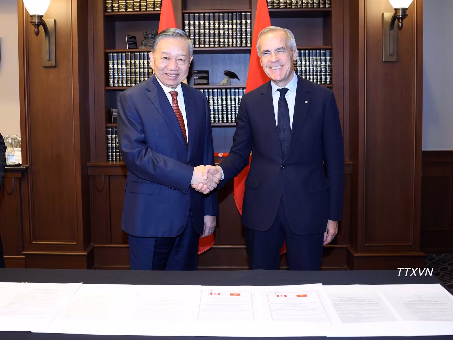 El secretario general del Partido Comunista y presidente de Vietnam, To Lam, y el primer ministro canadiense, Mark Carney.