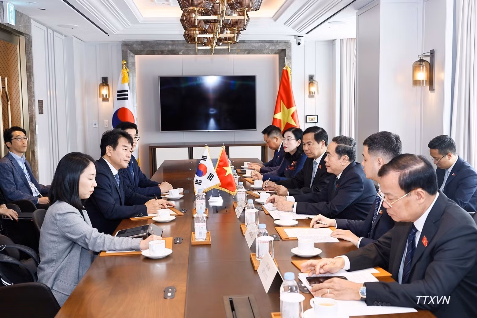 vna-potal-chu-tich-quoc-hoi-tiep-chu-tich-nhom-nghi-si-huu-nghi-han-quoc-viet-nam-5375.jpg