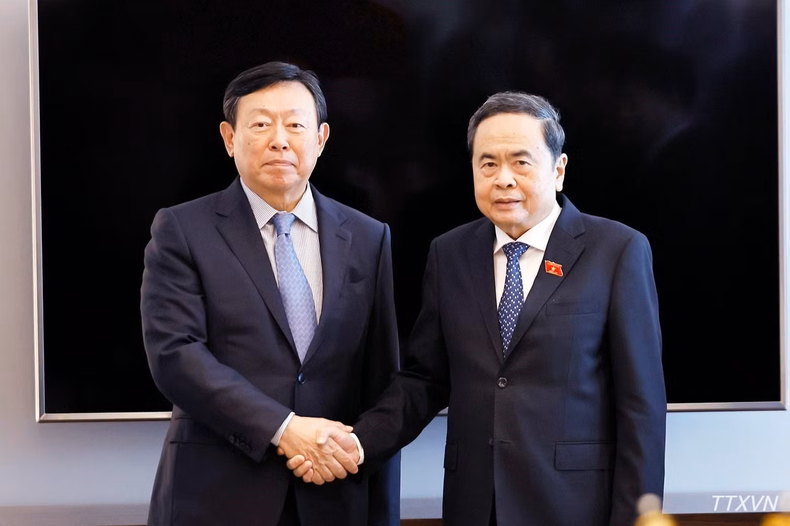 vna-potal-chu-tich-quoc-hoi-tran-thanh-man-tiep-chu-tich-tap-doan-lotte.jpg