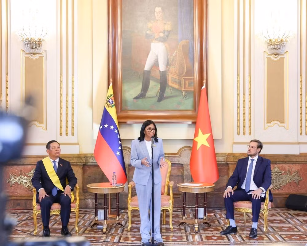 La presidenta encargada de Venezuela, Delcy Rodríguez, habla en la cita. (Foto: Embajada de Vietnam en Venezuela)