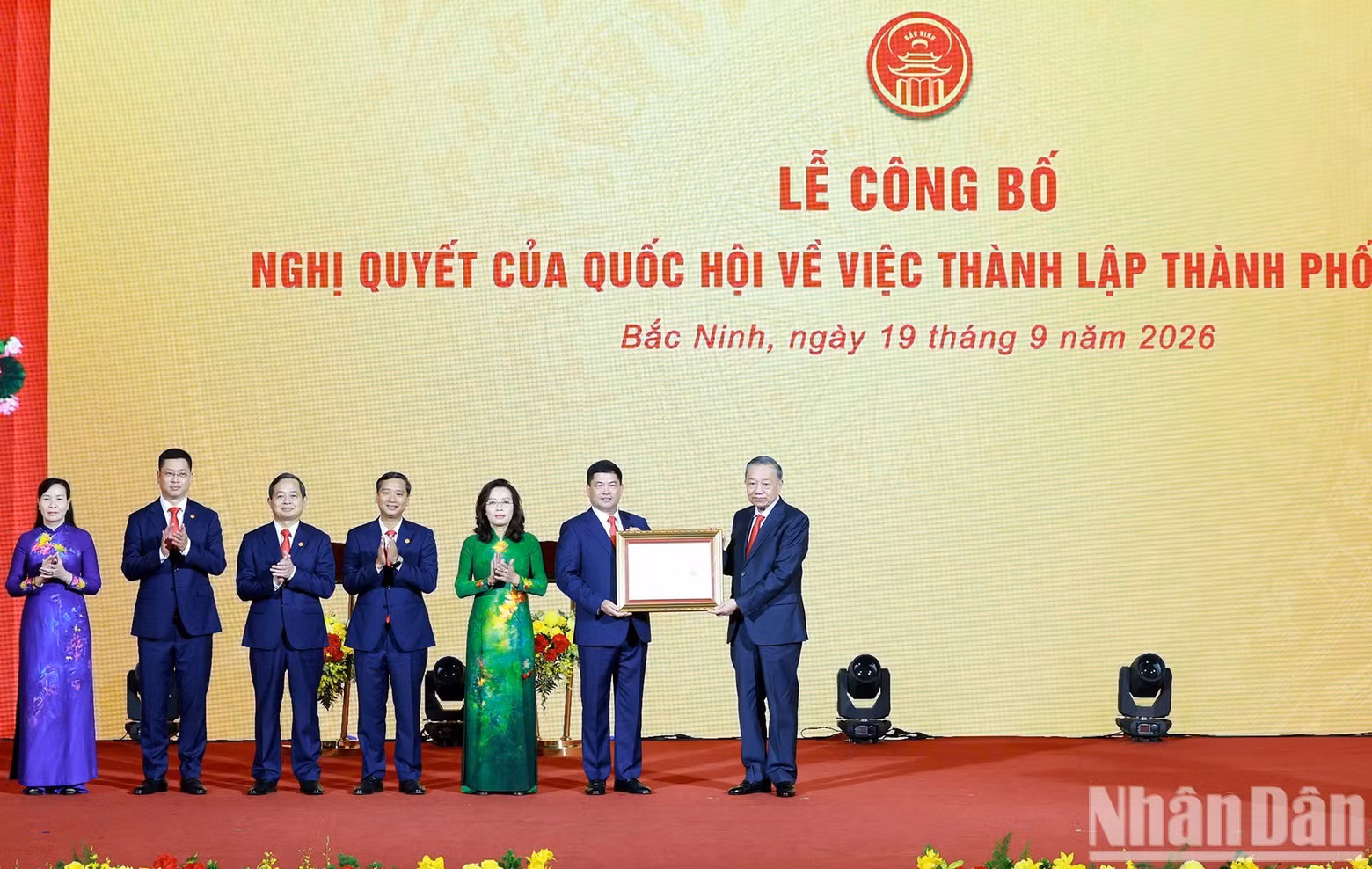El secretario general del Partido Comunista y presidente de Vietnam, To Lam, entrega la Resolución de la Asamblea Nacional y la Orden del Trabajo de primera clase al Comité del Partido, las autoridades y el pueblo de la ciudad de Bac Ninh.