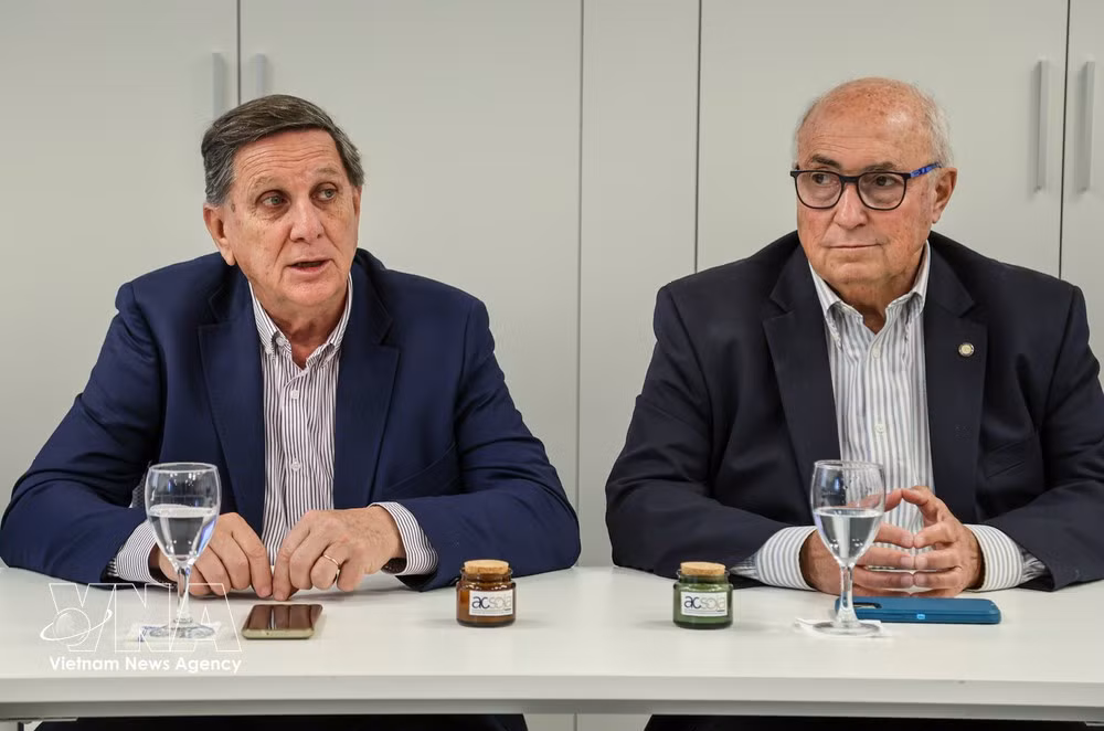 Ricardo Bergmann (izquierda), vicepresidente de ACSoja, afirma que Vietnam se ha convertido en un cliente fundamental, al adquirir grandes volúmenes de harina de soja para abastecer a sus industrias ganadera y alimentaria. (Foto: VNA)