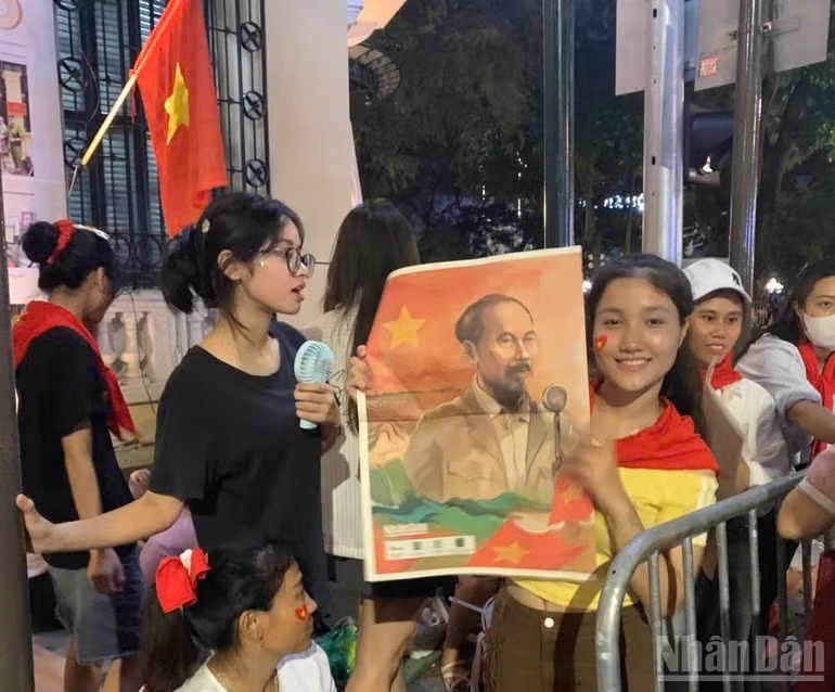 La estudiante de segundo año de la Universidad de Bellas Artes Industriales, Nguyen Thao My, se muestra feliz al recibir la edición especial del periódico Nhan Dan.
