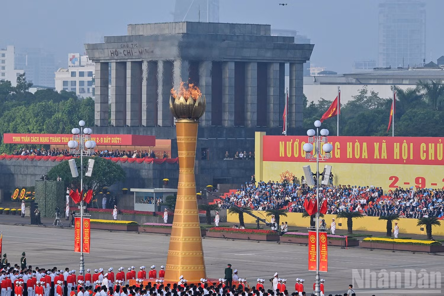 Ceremonia de relevo de la antorcha y encendido del pebetero de la tradición revolucionaria.