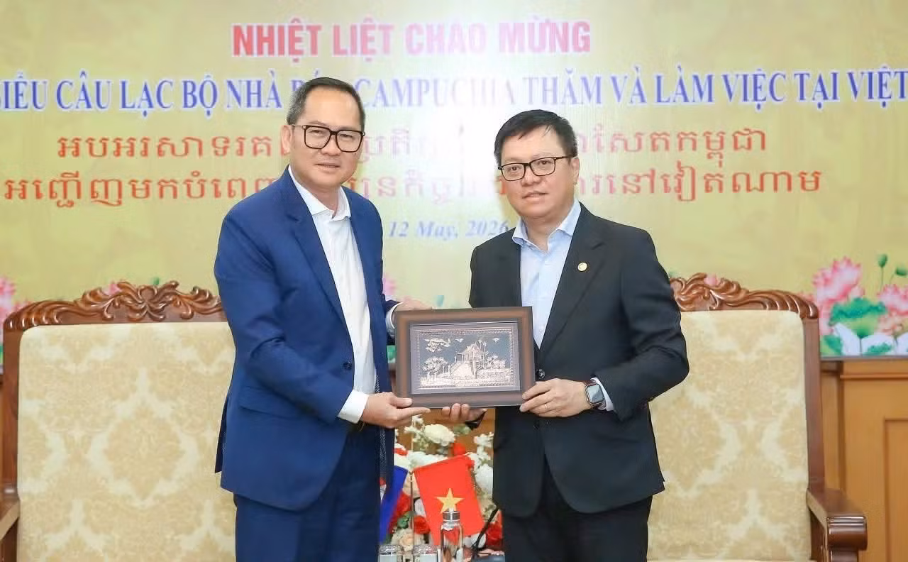 Le Quoc Minh, miembro del Comité Central del Partido Comunista de Vietnam (PCV), presidente-editor del periódico Nhan Dan (Pueblo), subjefe de la Comisión de Propaganda y Movilización de Masas del Comité Central del PCV y presidente de la Asociación de Periodistas del país, y Puy Kea, presidente del Club de Periodistas de Camboya, en el encuentro.