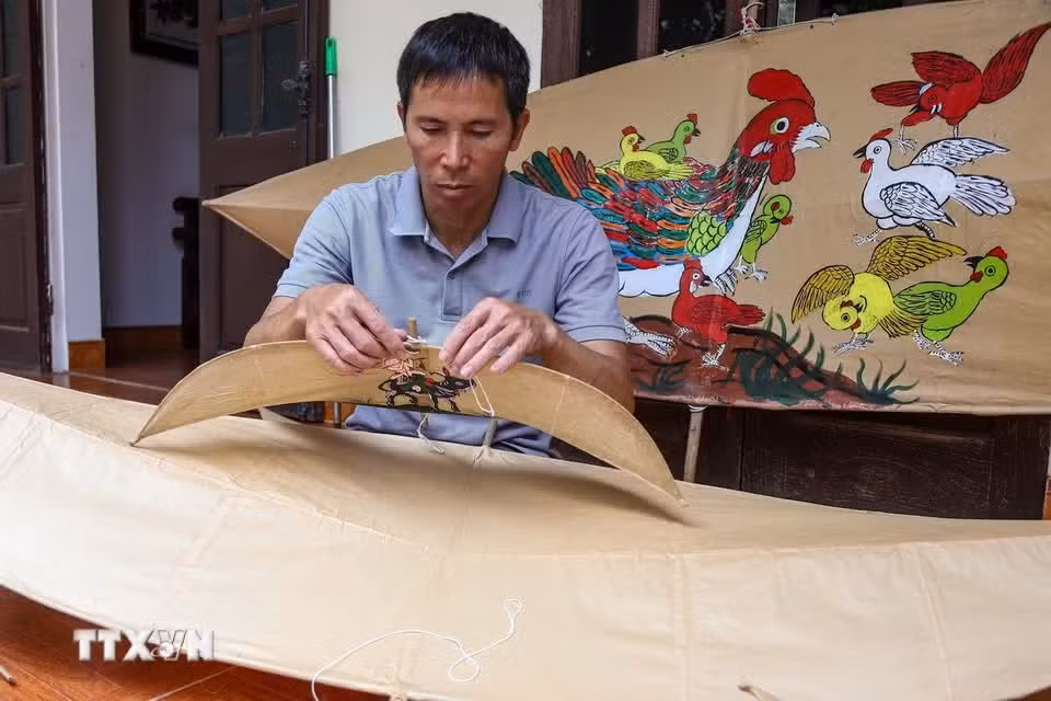 Una de las particularidades de las cometas de flauta de Ba Duong Noi es que carecen de cola, lo que exige un cálculo extremadamente preciso de las proporciones del armazón, la curvatura y la fuerza de sustentación para mantener el equilibrio en el aire.