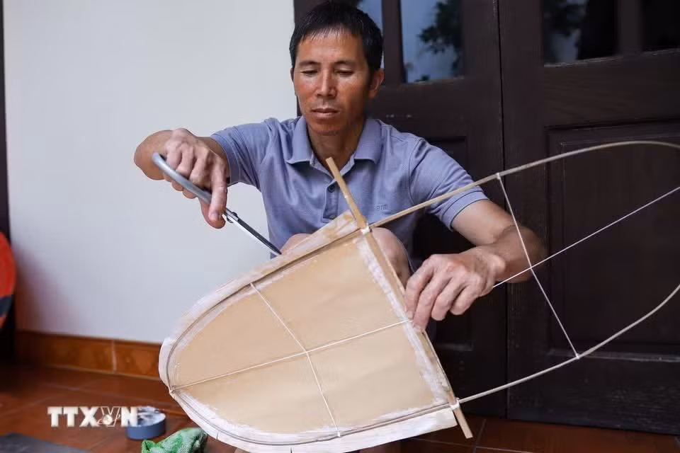 Las cometas de Ba Duong Noi utilizan tradicionalmente papel “do” para recubrir las alas, ya que este material ligero y poroso facilita la captación del viento, permitiendo un vuelo más rápido y estable.