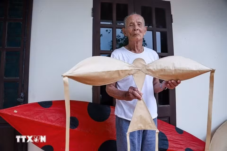 El artesano Nguyen Van Boi, de 92 años, es conocido desde hace décadas por fabricar las cometas que vuelan más alto de la región y recibió el título de artesano distinguido en 2019.