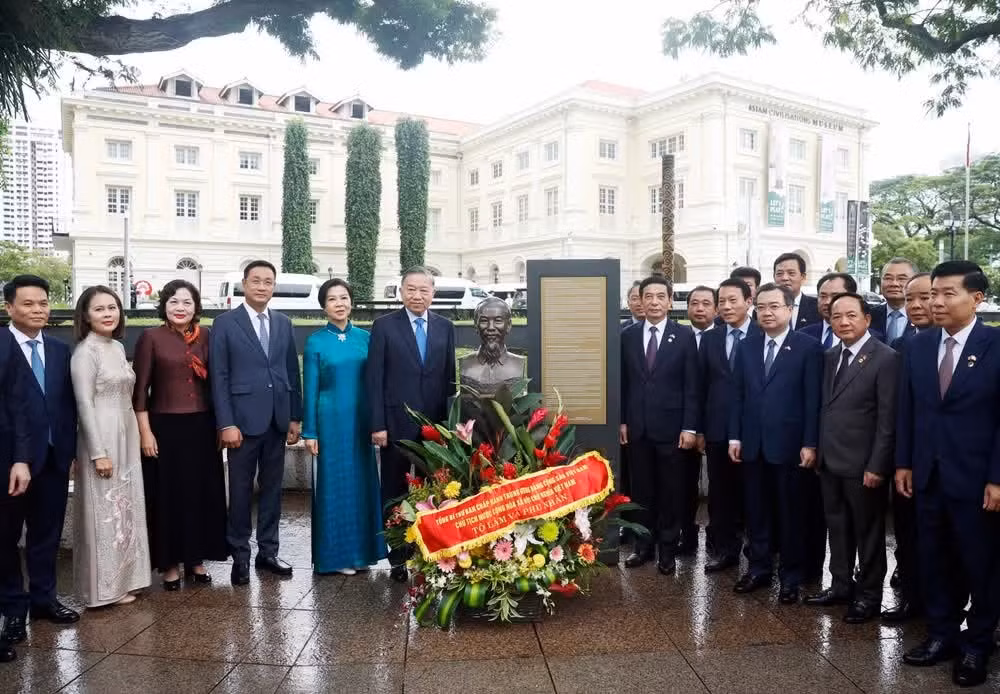 El secretario general del Partido Comunista y presidente de Vietnam, To Lam, junto con una delegación de alto nivel, deposita una ofrenda floral en homenaje al Presidente Ho Chi Minh ante su placa conmemorativa. Foto: VNA