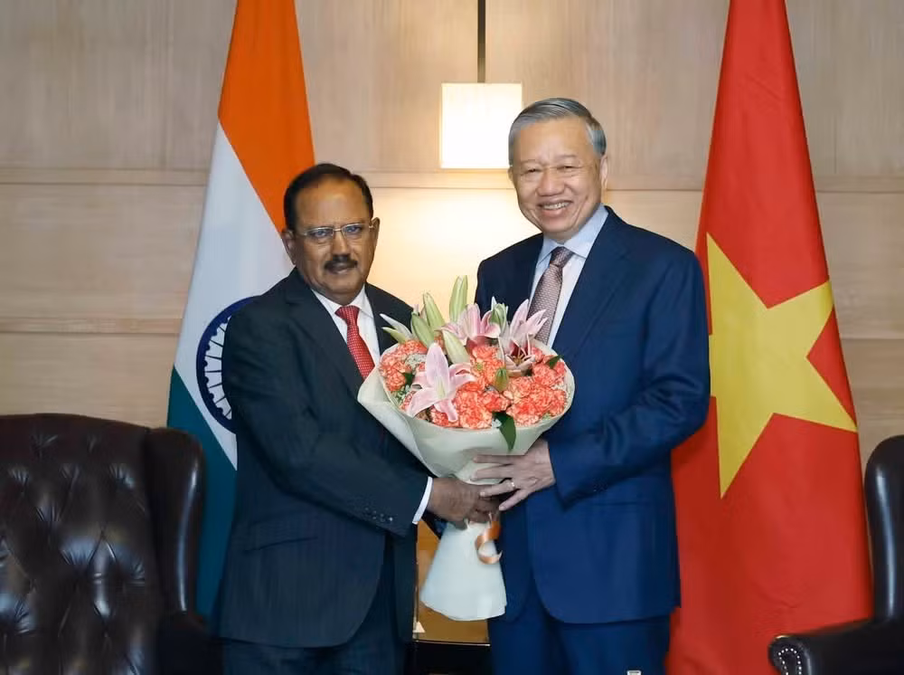 El asesor de Seguridad Nacional de la India, Ajit Doval (izquierda), presenta flores al secretario general del Partido Comunista y presidente del Estado, To Lam. (Foto: VNA)